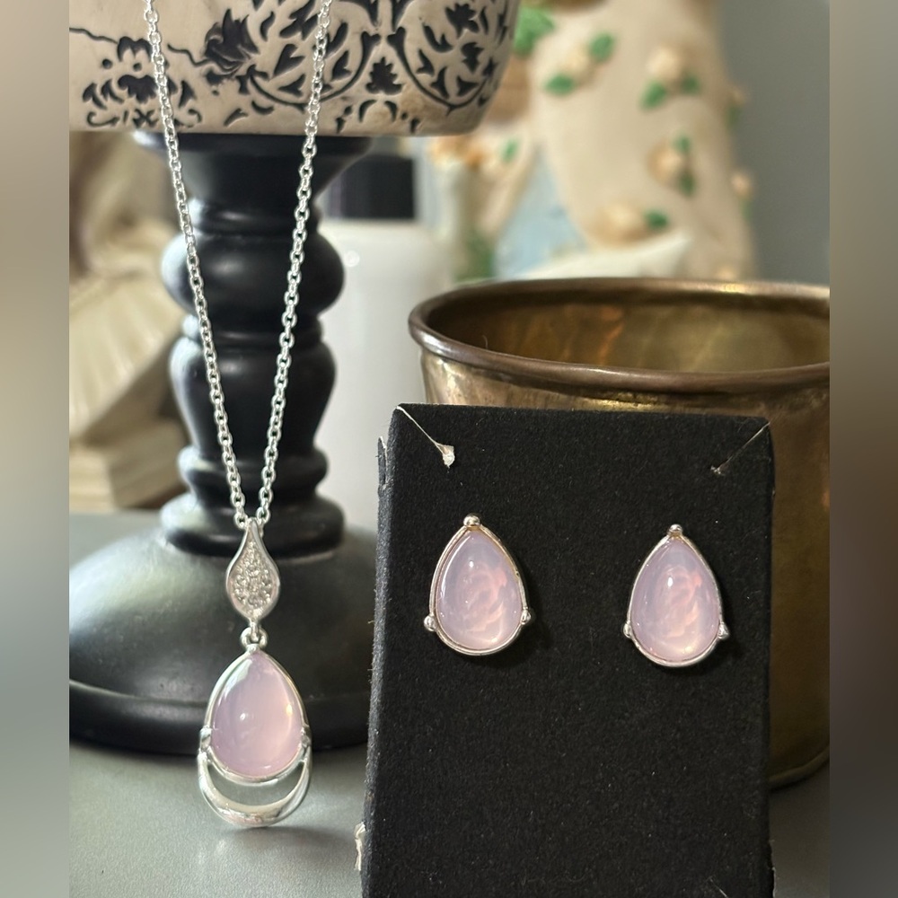 Avon Feminine Grace Necklace and Earring Gift Set silvertone NIB